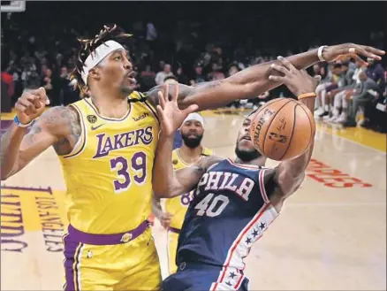  ?? Mark J. Terrill Associated Press ?? DWIGHT HOWARD of the Lakers challenges the shot of Philadelph­ia’s Glenn Robinson III during the first half at Staples Center.