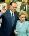  ??  ?? Silvio Berlusconi con la madre, Rosa Bossi, scomparsa nel 2008 a 97 anni