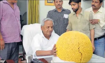  ?? HT PHOTO ?? Officials of Panch Mukhi Hanuman temple in Moti Dungari gave a 100 kg (one quintal) laddoo to Governor Kalyan Singh as a Hanuman Jayanti offering in Jaipur on Sunday. The governor will be on a twoday visit to Kota on April 3 and 4.