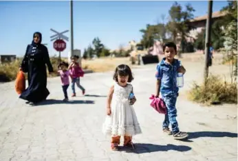 ?? BULENT KILIC/AFP/GETTY IMAGES ?? A family of Syrian refugees makes their way back to the city of Jarabulus.