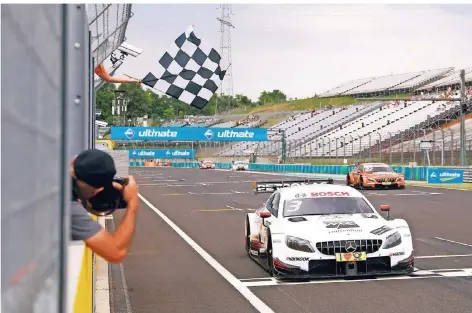  ?? FOTO: DPA ?? Auf dem Hungarorin­g fährt Paul di Resta (Mercedes) als Sieger ins Ziel. Kurz zuvor hatte ihn Teamkolleg­e Lucas Auer ohne Gegenwehr überholen lassen.