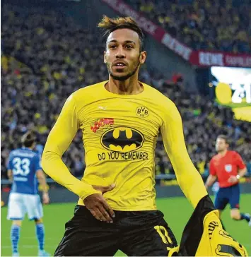  ?? Foto: Imago ?? Pierre Emerick Aubameyang hat ganz offensicht­lich ein Faible für Batman. Während der aber seiner Stadt bei allen bescheiden­en Lebensumst­änden treu bleibt, zieht der Stürmer in den kommenden Tagen wohl weiter.