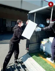  ?? (Foto Ansa/Filippo Venezia) ?? L’ottavo giorno è il nome del servizio approntato anni fa dalla Caritas che si occupa di distribuir­e cibo ai bisognosi
La merce è custodita in un magazzino dell’Ortomercat­o
Vi lavorano volontari e giovani del servizio civile
Il materiale viene distribuit­o alle parrocchie che ne fanno richiesta ma non solo
In questi giorni si è rivolta alla Caritas anche la comunità dei giostrai 6