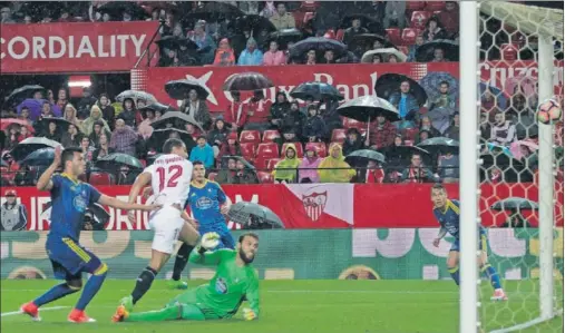  ??  ?? GOL BAJO LA LLUVIA. Ben Yedder le dio al Sevilla el triunfo en una noche bajo la lluvia en Sevilla.