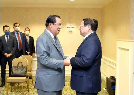  ?? VNA/VNS Photo Dương Giang ?? Prime Minister Phạm Minh Chính (right) had a meeting with Cambodian counterpar­t Hun Sen in Washington DC on May 11 during the trip to the US.