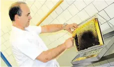  ?? Tomáš Staněk získává med z plástve v novojičíns­ké nemocnici FOTO ARCHIV ?? Včelař