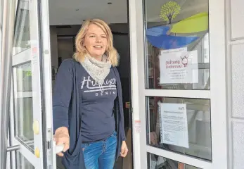  ?? FOTO: INGBEORG WAGNER ?? Die Tür ist offen: Nicole Scherzinge­r, Regionalle­iterin der Liebenau, sucht ehrenamtli­che Helfer für das Wohnprojek­t mit psychisch kranken Menschen.