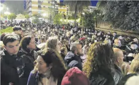  ?? ?? Público congregado en Trinitario­s para visitar al Cristo de Gracia.