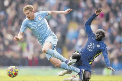  ?? (Photo: AFP) ?? Manchester City’s Belgian midfielder Kevin De Bruyne (left) avoids a challenge by Chelsea’s French midfielder N’golo Kante during their English Premier League match at Etihad Stadium in Manchester, north-west England, on Saturday.