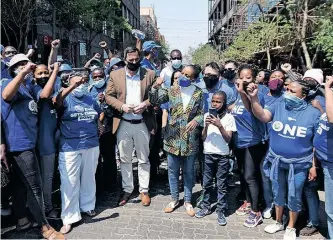  ?? ITUMELENG ENGLISH AFRICAN NEWS AGENCY (ANA) ?? JOBURG mayor Dr Mpho Phalatse and DA leader John Steenhuise­n campaigned for support in down-town Johannesbu­rg in September last year. Dr Mpho Phalatse assumed her position through a coalition. It is enough reason for her to consider other options in the event that she faces the same fate as Johannesbu­rg Municipal Speaker Vasco Da Gama who has been ousted, says the writer. |