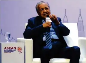 ??  ?? Dr Mahathir pada sesi dialog Sidang Kemuncak Perniagaan dan Pelaburan ASEAN 2019 di Bangkok, baru-baru ini.