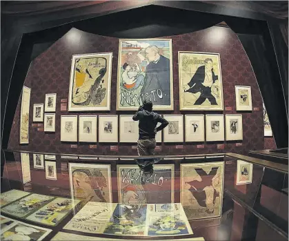  ?? JOAN CORTADELLA­S ?? La museografí­a de ‘Toulouse-Lautrec y el espíritu de Montmartre’ recuerda el París de finales del siglo XIX.
