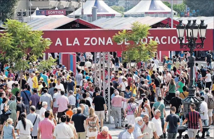  ?? GEMMA MIRALDA ?? Los socios del Barcelona acudieron a votar en gran número en una jornada calurosa del mes de julio que siguió la tradición de otras elecciones