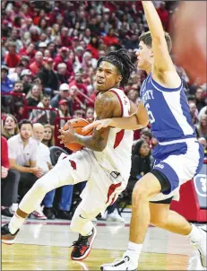  ?? (NWA Democrat-Gazette/Hank Layton) ?? Arkansas guard Khalif Battle (0) drives as Kentucky guard Reed Sheppard (15) defends Saturday during the Wildcats’ 63-57 win over the Razorbacks at Walton Arena in Fayettevil­le.