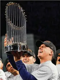  ?? Harry How / Getty Images ?? El manager de los Astros, A.J. Hinch, levanta el trofeo tras ganar la Serie Mundial en Los Ángeles.