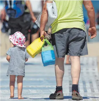  ?? FOTO: DPA ?? Ein Sonnenhut, die richtige Kleidung und Sonnencrem­e sind bei Hitze Pflicht für kleine Kinder.