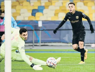  ?? SERGEI SUPINSKY / AFP ?? Sergiño Dest marcó el primer gol de la historia de un estadounid­ense con el Barça con este chut cruzado