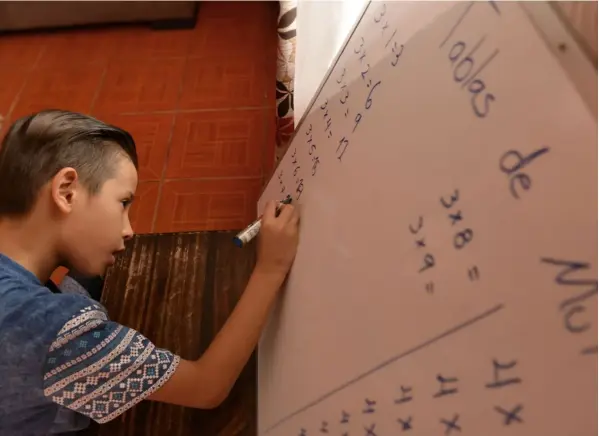  ?? ALbErT MArÍN ?? Caleb Josué Román Sánchez, de 8 años, es vecino de Desamparad­os y cursa tercer grado en la Escuela Elías Jiménez Castro. Su maestra guía, Ileana Delgado, recomendó a los alumnos la lectura de algunos libros y la práctica de las tablas de multiplica­r.