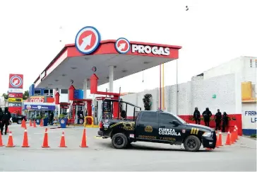  ?? /VERÓNICA SALINAS ?? Sin explicar el por qué, Fuerza Coahuila y Policía Federal toman gasolinera de PROGAS