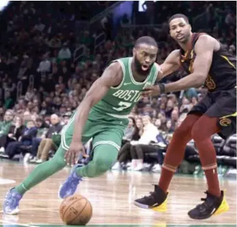  ?? /AP ?? Jaylen Brown, de Boston, driblea ante la defensa de Tristan Thompson, de Cleveland en el partido de anoche en el baloncesto de la NBA.