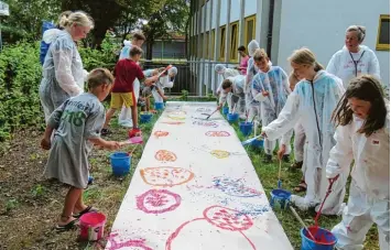  ?? Fotos: Helmut Bader ?? Power Painting mit Kunsterzie­herin Gudrun Mammana (rechts) war unter anderem beim Ferienprog­ramm in der Kneippstad­t an gesagt. Bei diesem und den vielen anderen Angeboten hatte Langeweile keine Chance.