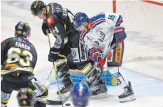  ?? ARCHIVFOTO: KÄSTLE ?? Mathieu Pompei (Nummer 19) hat bei den Ravensburg Towerstars seinen Probevertr­ag in einen regulären Vertrag umgewandel­t.