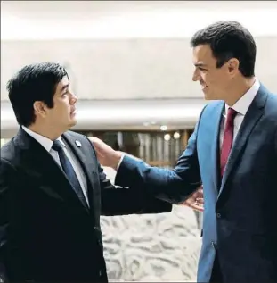  ?? J.J. GUILLÉN / EFE ?? Pedro Sánchez, conversa con el presidente de Costa Rica, Carlos Alvarado