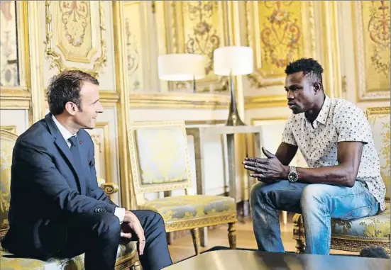  ?? POOL / REUTERS ?? Cita en el Elíseo El presidente Macron recibió personalme­nte a Mamoudou Gassama, a quien se concederá la nacionalid­ad francesa