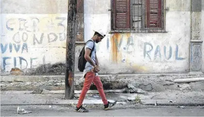  ??  ?? Un joven cubano camina por una calle de La Habana, el pasado miércoles.