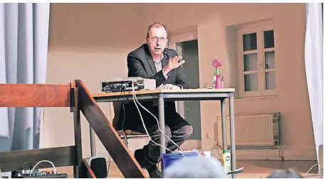  ?? FOTO: RENATE RESCH ?? Im Beecker Vincentius­haus gab der RP-Musikredak­teur Wolfram Goertz den Besuchern musikalisc­he Tipps, unter anderem für die Hausarbeit.