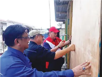  ??  ?? Minonulung nogi ih Samsudin minongumba­si iso mantad lamin id Pulau Shanghai, Sandakan.