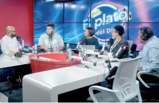  ?? FÉLIX DE LA CRUZ ?? Mena (segundo desde la izquierda) en el programa radial El Plato del Día.