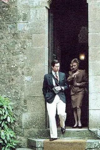  ??  ?? Carlo e Bona Frescobald­i a Montalcino nel 1986 (immagine da Montalcino News), a sinistra la regina Elisabetta nel ‘61 a Palazzo Vecchio, alla sua destra il principe Filippo (foto tratta da giorgiolap­ira.org)