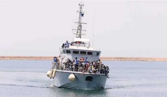  ?? FOTO: ISMAIL ZITOUNY, REUTERS ?? TILBAKE: En libysk marinebåt kommer tilbake til en militaerba­se utenfor Tripoli med migranter som ikke kom seg til Europa.
