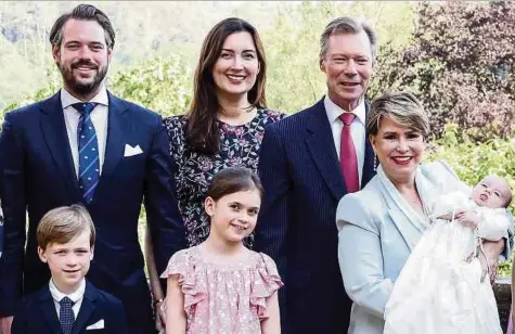  ?? Foto: Maison du Grand-Duc/Sophie Margue/LW-Archiv ?? Nun ist die bislang vierköpfig­e Familie um ein Mitglied reicher: Prinz Félix mit Prinzessin Claire und den Kindern Prinz Liam und Prinzessin Amalia.