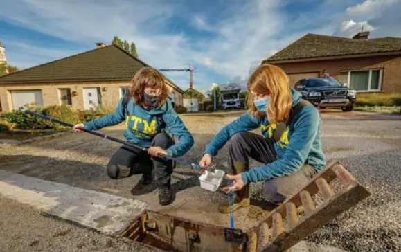  ?? FOTO DIRK VERTOMMEN ?? Anna Schneider (links) en Isra Deblauwe, insectende­skundigen van het Instituut voor Tropische Geneeskund­e, speuren naar potentieel gevaarlijk­e muggen in Kampenhout.