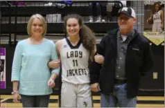  ?? Kevin Myrick / SJ ?? Senor Kelsey Motes is joined by her parents for celebratio­ns on Senior Night.