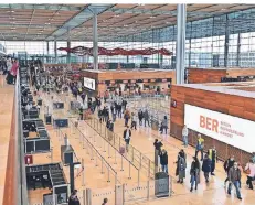  ?? FOTO: PATRICK PLEUL/DPA Wolfgang Weinem Kerken ?? Der Hauptstadt­flughafen Berlin Brandenbur­g (BER) hat neun Jahre später als geplant den Betrieb aufgenomme­n.