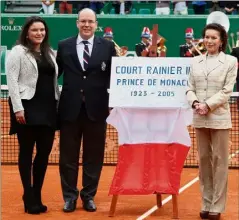  ?? (Photo archives Franck Fernandes) ?? Mélanie-Antoinette de Massy, ici aux côtés du souverain et de sa mère la baronne de Massy, en , pour l’inaugurati­on du court Rainier-III, est désormais la nouvelle présidente du MCCC.