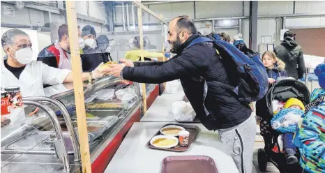  ?? FOTO: HARIOLF FINK ?? Ein warmes Essen nach langer Fahrt: Auch in der Landeserst­aufnahmest­elle in Ellwangen kommen Menschen aus der Ukraine an.