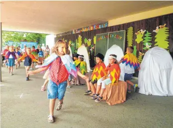  ?? ARCHIVFOTO: KINDERGART­EN ?? Auch am katholisch­en Kindergart­en St. Franziskus laufen derzeit Sanierungs­arbeiten. Das Foto zeigt Kinder bei einem Fest im Sommer 2019.