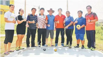  ??  ?? Some Sarikei-based throwers in a group photo with (from third left) SMK Tinggi Sarikei headmaster Ting Sing Teck, Ling, Andre, coach Wong, Grace, ISN and MSNS officials.