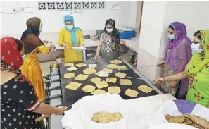  ??  ?? (above) Volunteers at Gurdwara sahib seremban cooking for the local community.