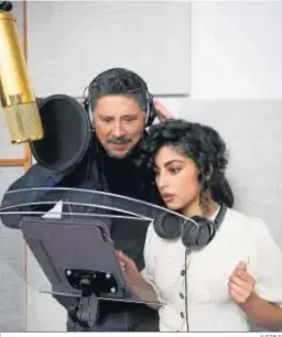  ?? AUDIBLE ?? Carlos Bardem, con Mina El Hammani, en la grabación.