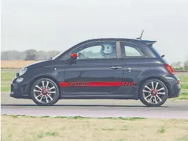  ?? ?? ADN. 1. Las llantas de aleación con la tapa en el centro con el inconfundi­ble escorpión de Abarth lo hacen rápidament­e reconocibl­e.