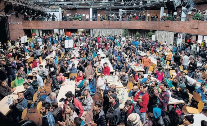  ?? MAJA HITIJ / EFE ?? Cientos de refugiados fueron recibidos ayer en Dortmund (Alemania) en una sala habilitada para ello junto a la estación central de la ciudad