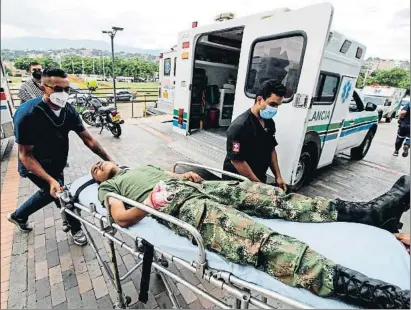  ?? SCHNEYDER MENDOZA / AFP ?? Un dels soldats ferits a la base militar de Cúcuta