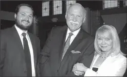  ??  ?? Auctioneer Brad Wooley with Rick Fleetwood
and Cindy Murphy, event co-chairmen