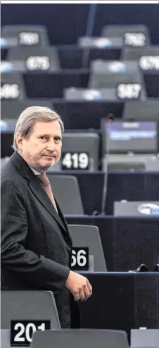  ??  ?? EU-Kommissar Hahn vor den leeren Rängen des EU-Parlaments