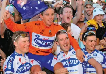  ??  ?? Victoria especial. Aupado por sus compañeros del QuickStep tras ganar en su país el Tour Down Under en 2009.